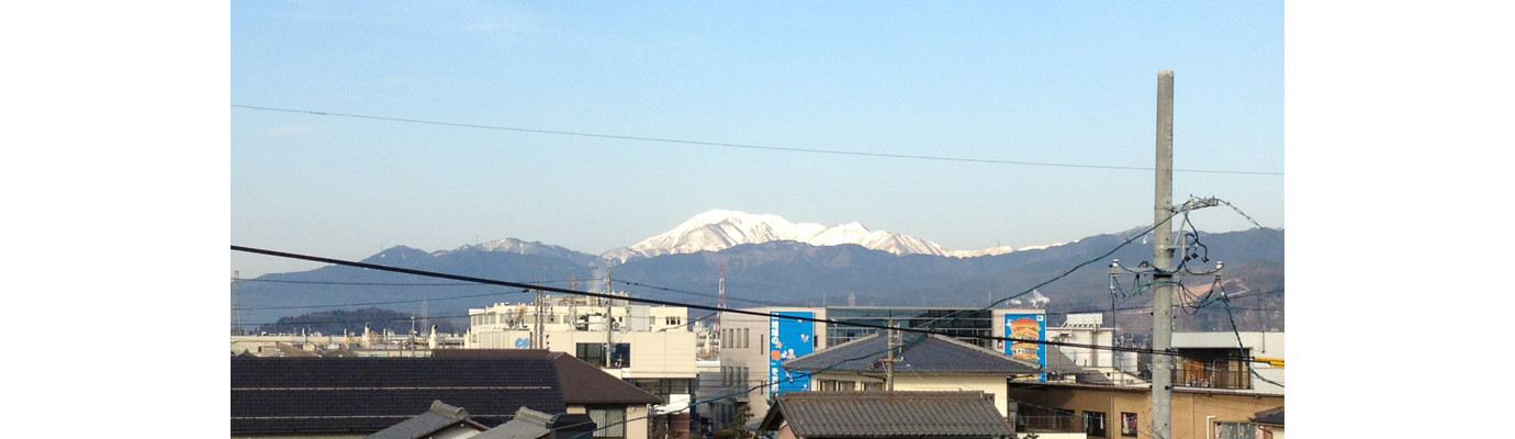 校舎から望む雪を冠った伊吹山